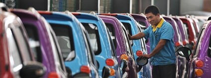 Čínský pracovník kontroluje elektromobily na montážní lince Foto: Depositphotos